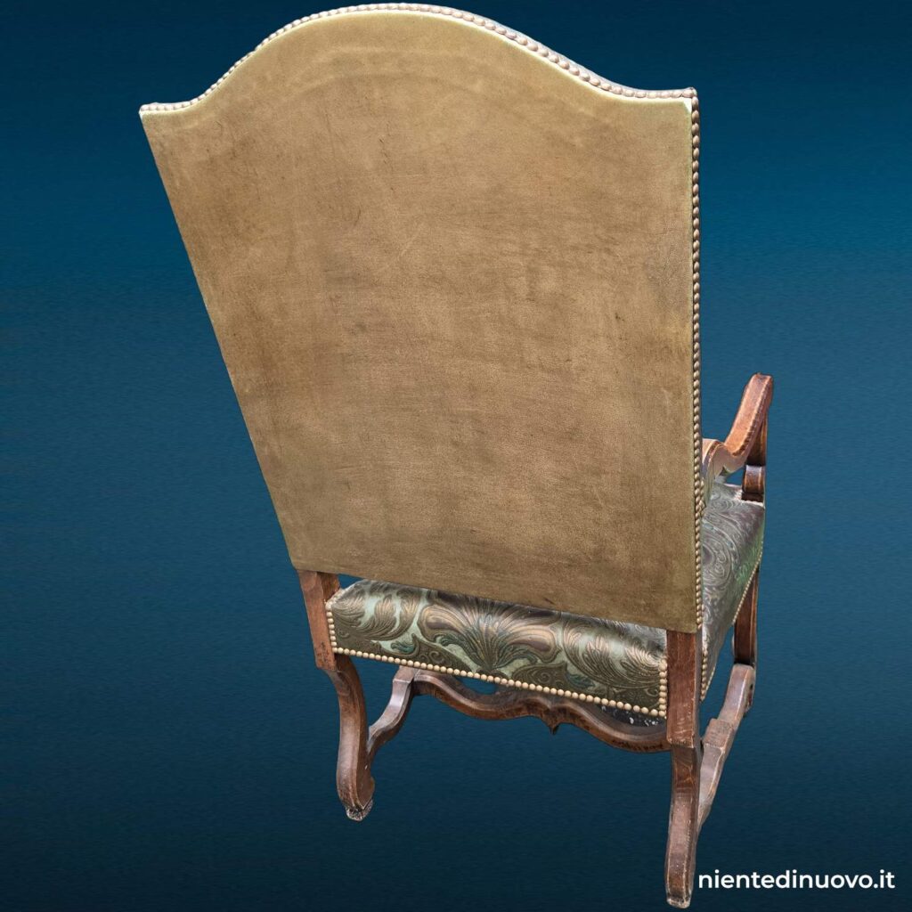 Poltrona stile Luigi XIII schienale alto in pelle goffrata - immagine aggiuntiva 7