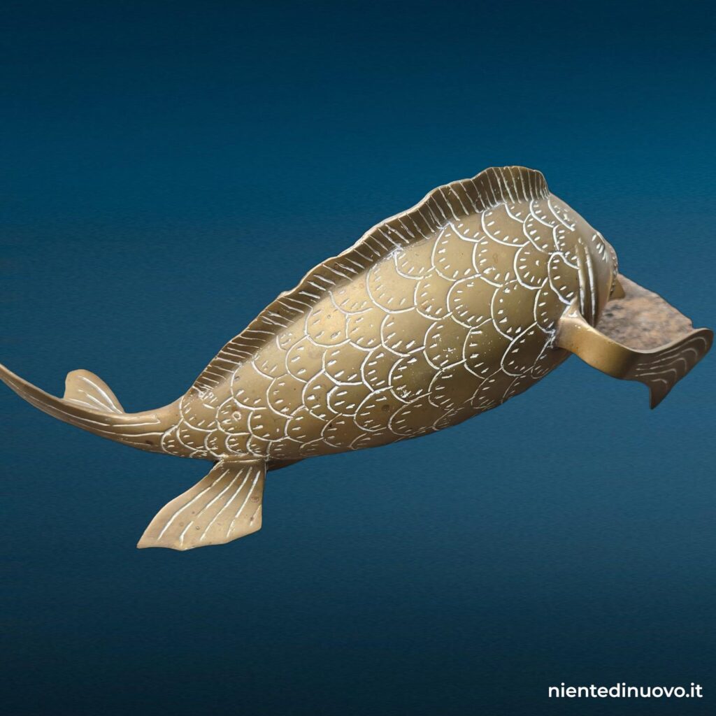 Scultura pesce koi in ottone 32 cm con patina - immagine aggiuntiva 3