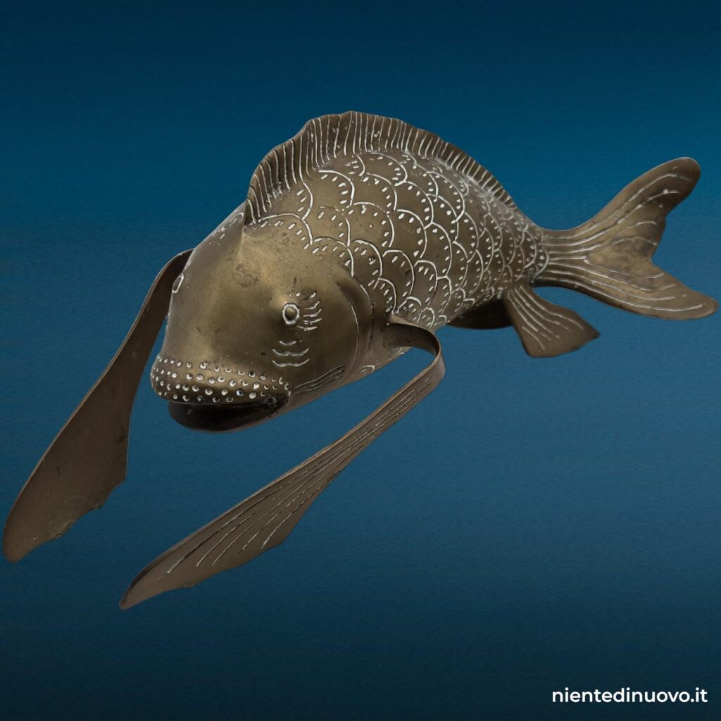 Scultura pesce koi in ottone 32 cm con patina - immagine aggiuntiva 5