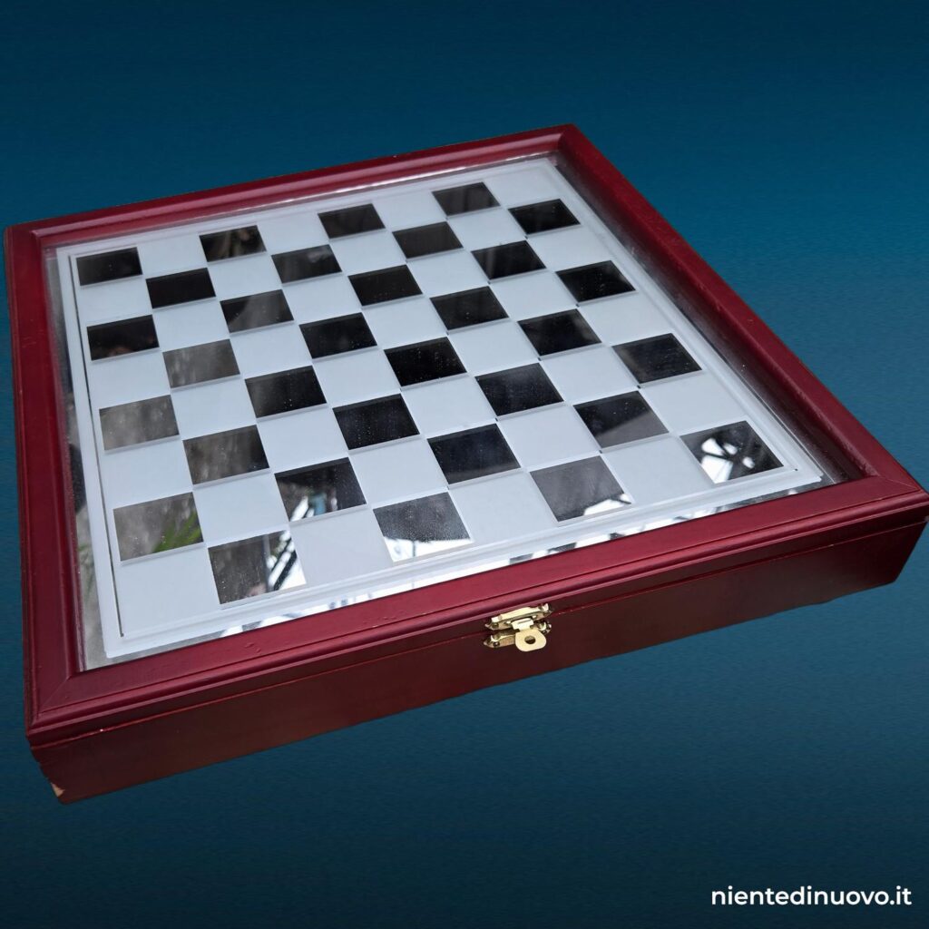 04768.jpg Scacchiera in vetro con figure e scatola originale - immagine aggiuntiva 7