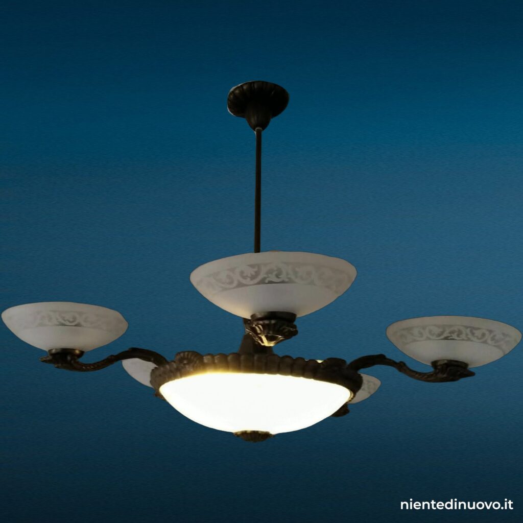 Lampadario anni 50 in bronzo con vetri acidati - immagine aggiuntiva 3