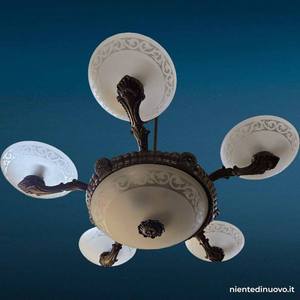 Lampadario anni 50 in bronzo con vetri acidati - immagine aggiuntiva 4