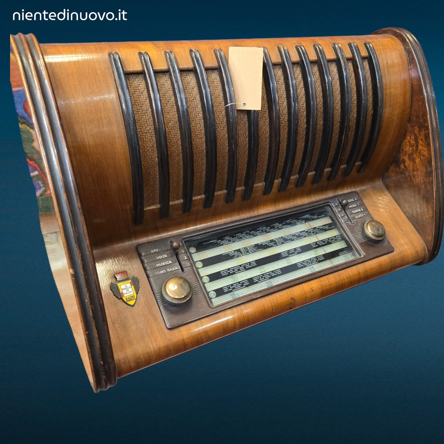 Radio d'epoca RadioMarelli sul tavolo, dettaglio manopole e mobile appariscente
