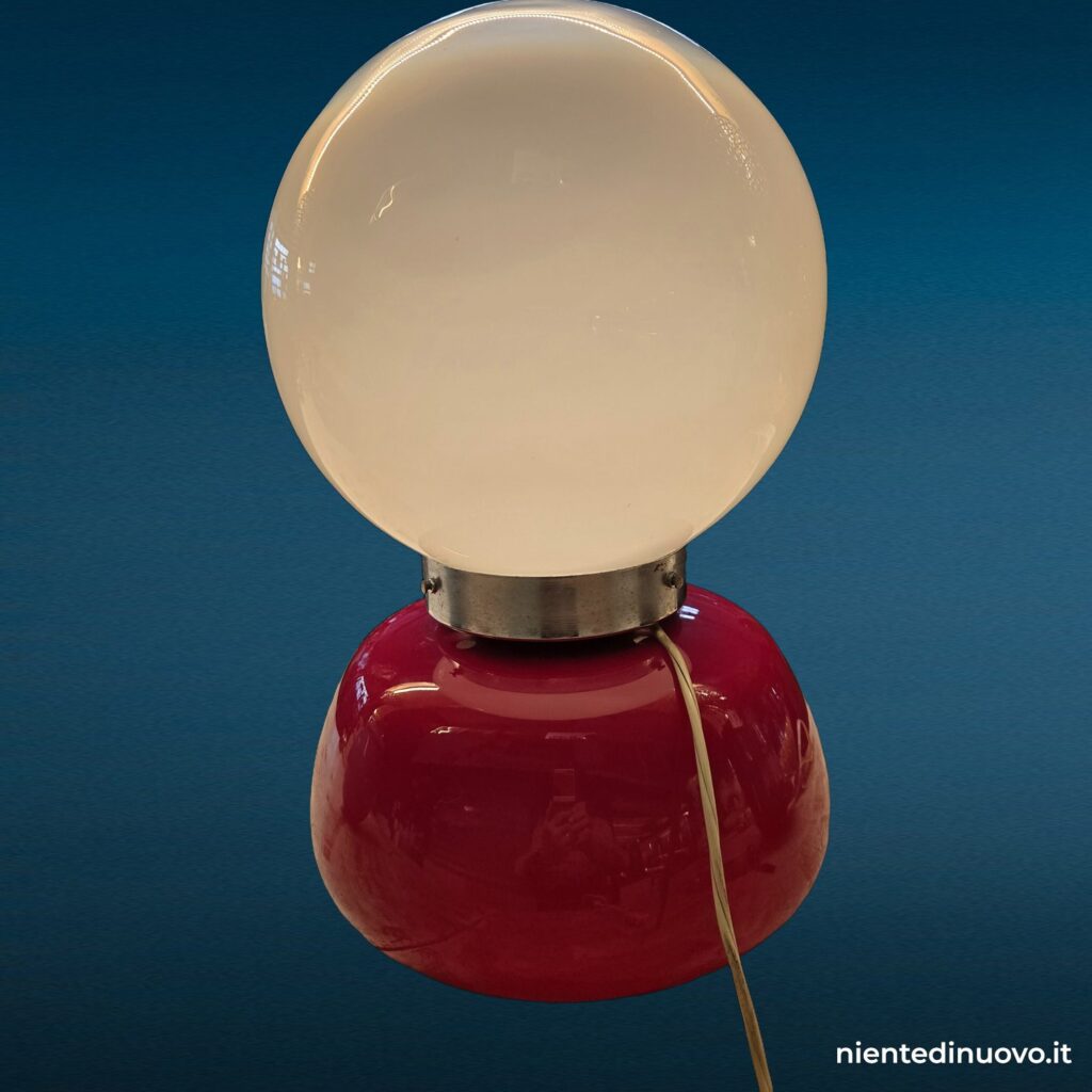 Lampada da tavolo in vetro rossa e bianca anni 70 - immagine aggiuntiva 9