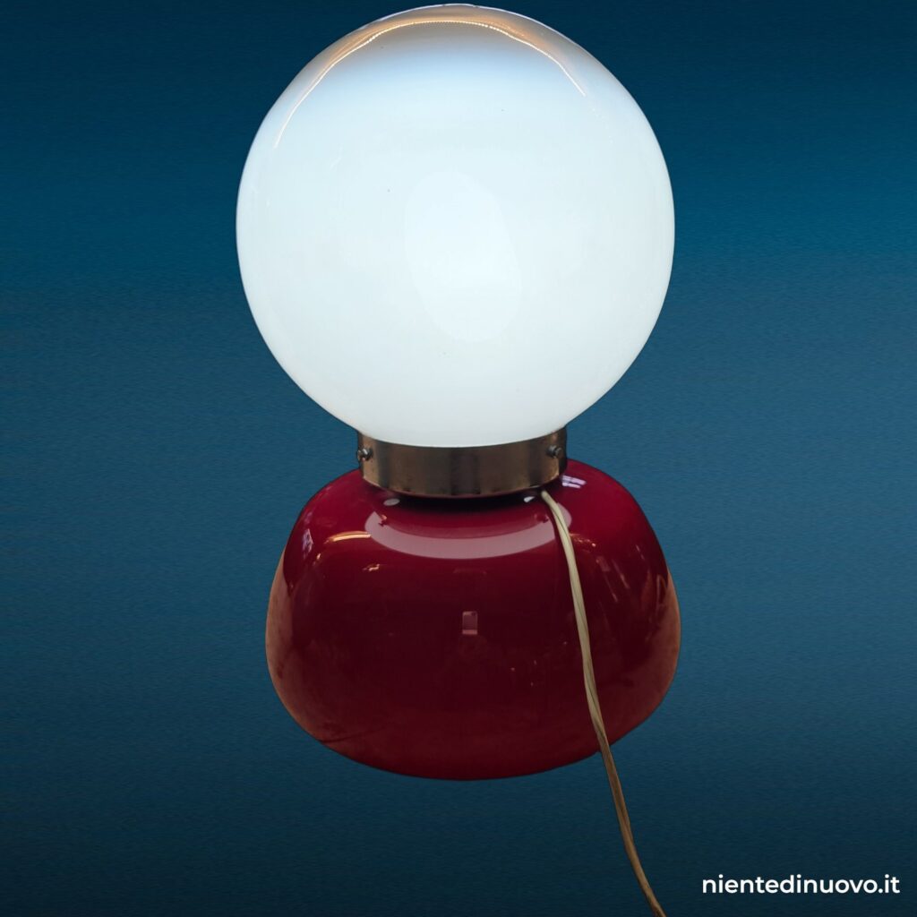 Lampada da tavolo in vetro rossa e bianca anni 70 - immagine aggiuntiva 3