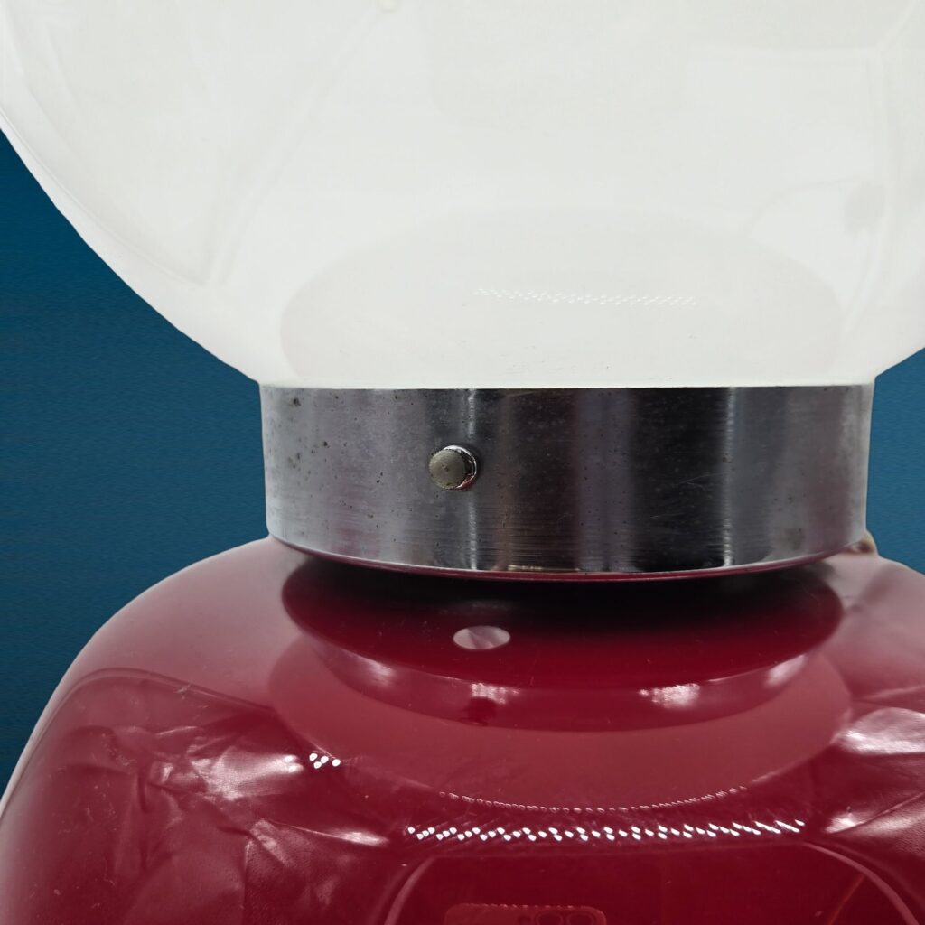 Lampada da tavolo in vetro rossa e bianca anni 70 - immagine aggiuntiva 8
