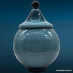 Vaso con coperchio in vetro soffiato blu, coperchio a tenda - immagine aggiuntiva 3