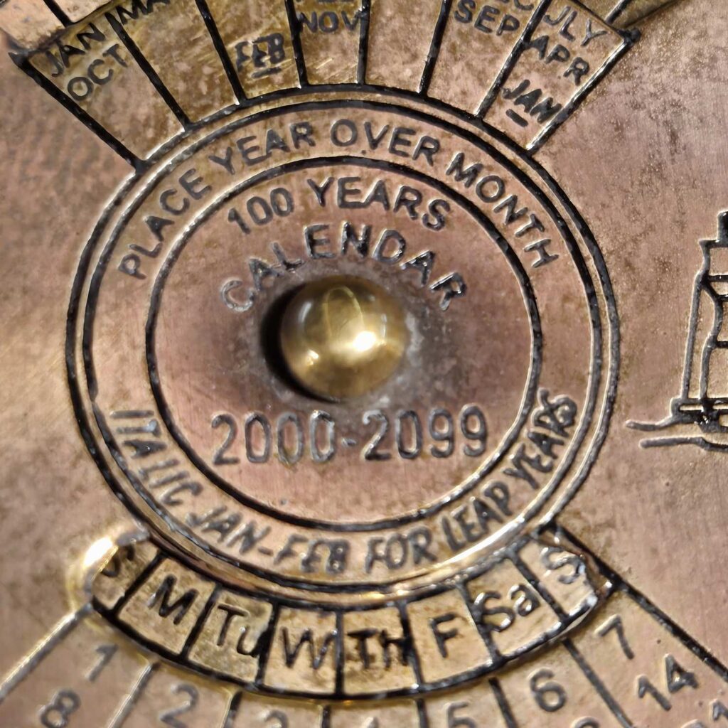Calendario tascabile perpetuo in ottone con ancora e veliero - immagine aggiuntiva 2
