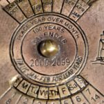 Calendario tascabile perpetuo in ottone con ancora e veliero - immagine aggiuntiva 2