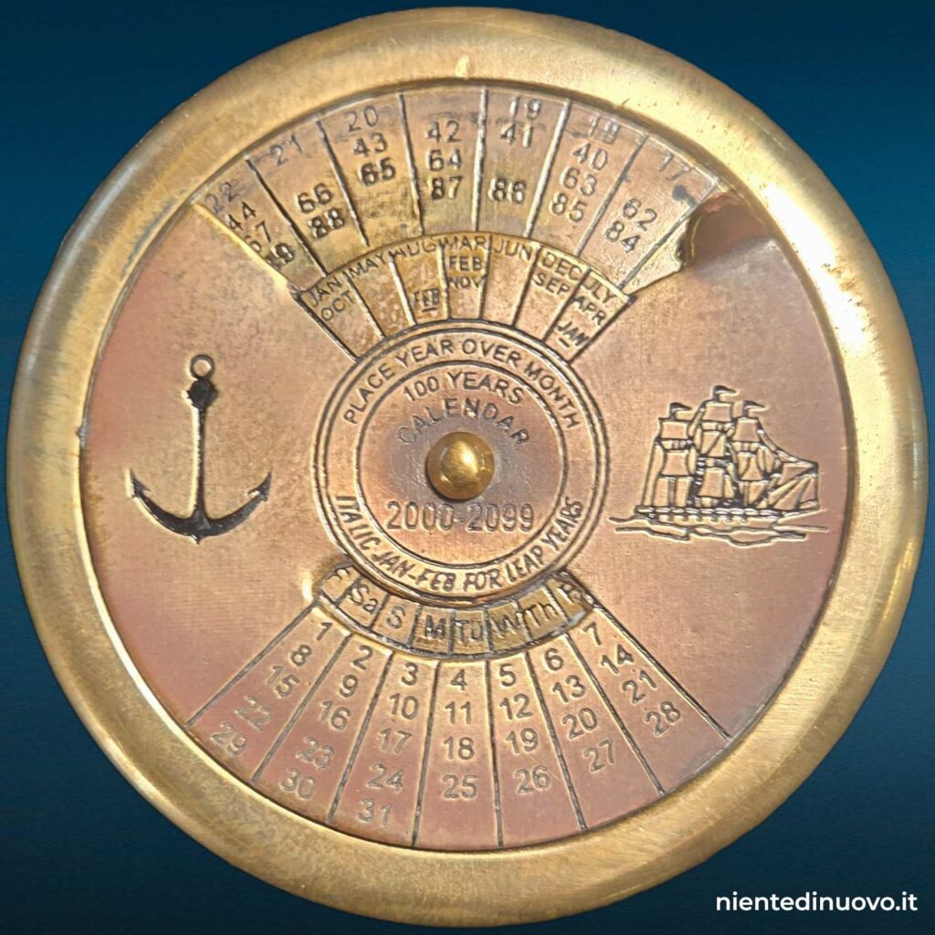 Calendario tascabile perpetuo in ottone con ancora e veliero - immagine aggiuntiva 3