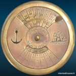 Calendario tascabile perpetuo in ottone con ancora e veliero - immagine aggiuntiva 3