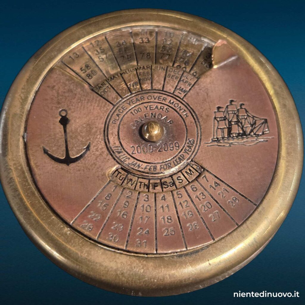 Calendario tascabile perpetuo in ottone con ancora e veliero - immagine aggiuntiva 6