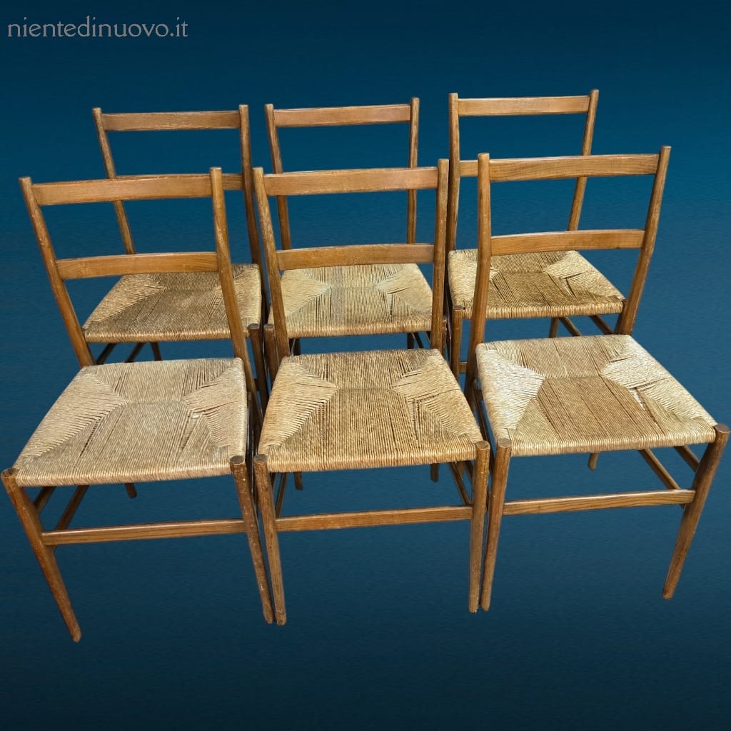 Set da sei sedie Cassina Gio Ponti in interno luminoso